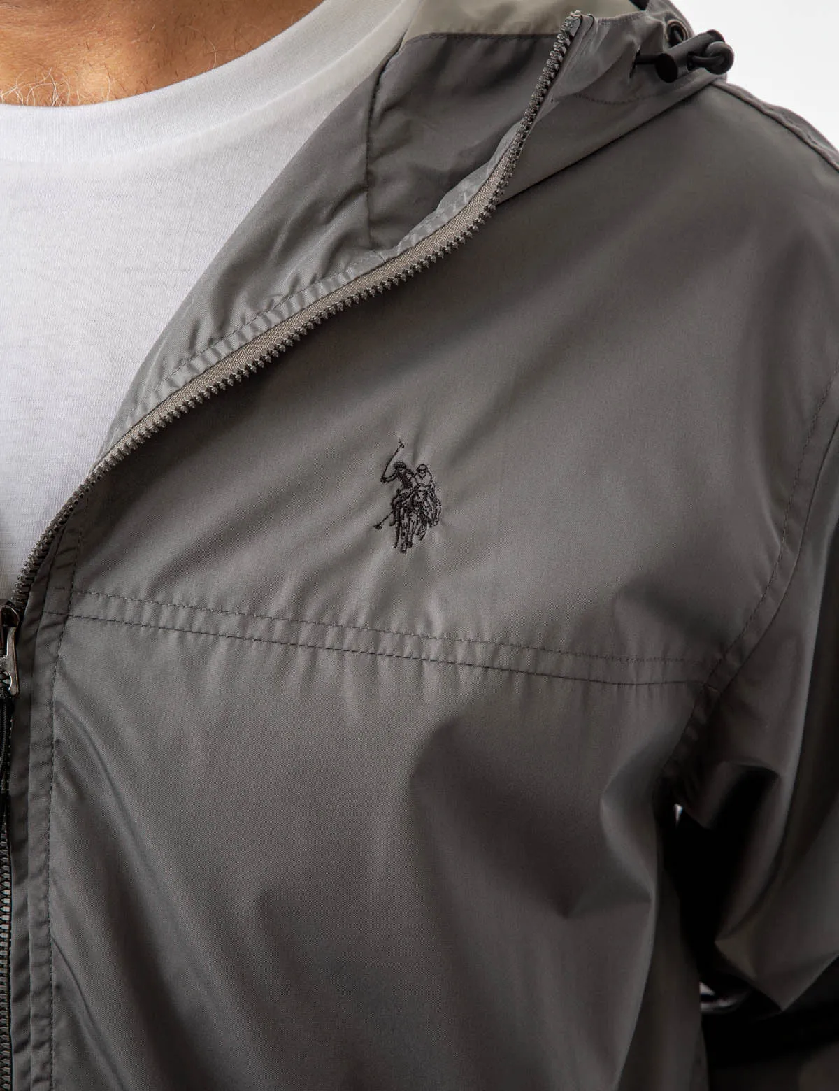 ESSENTIAL HOODED WINDBREAKER