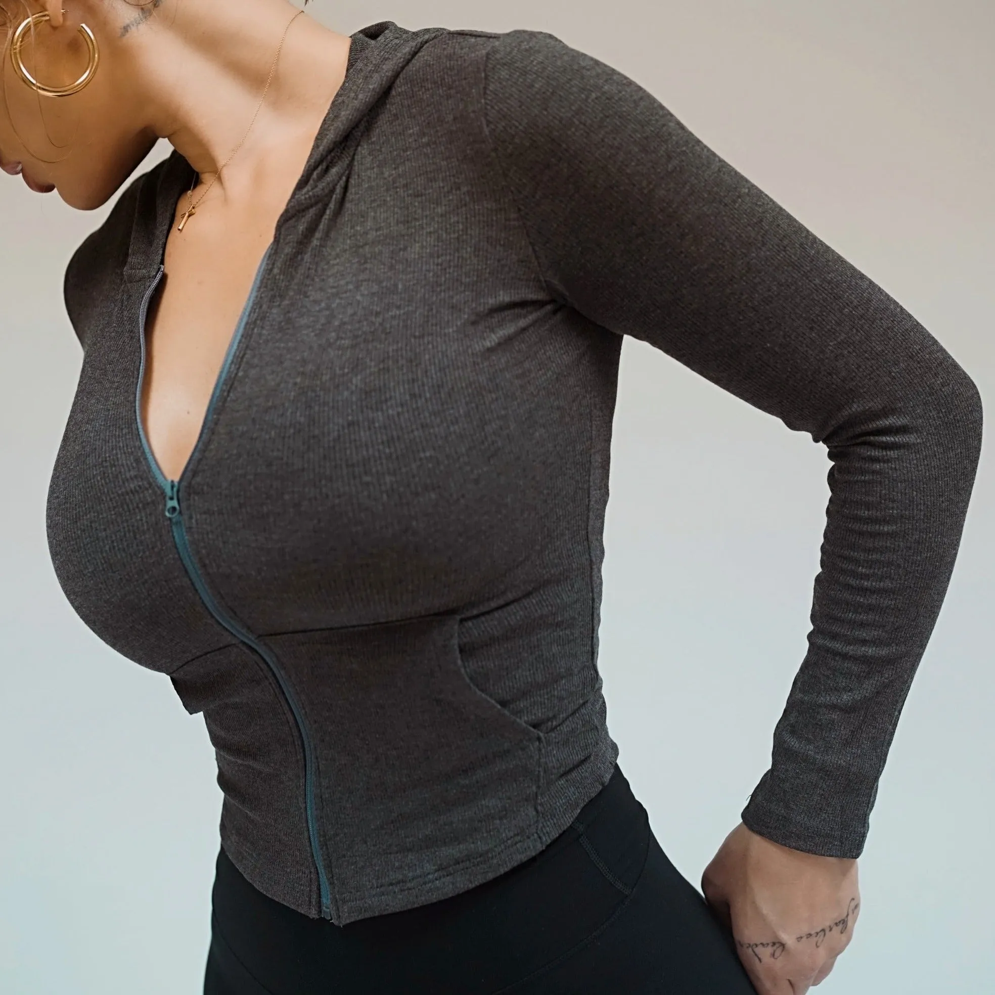 THE ESSENTIAL ZIP-UP